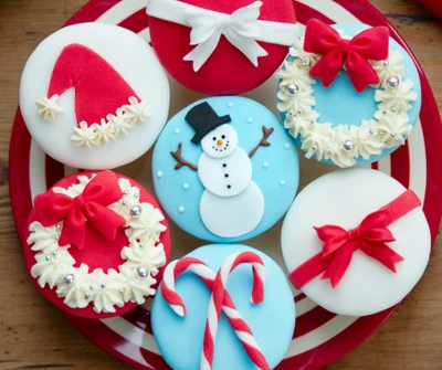 Cupcakes festivos de feriado com boneco de neve e decorações de Natal