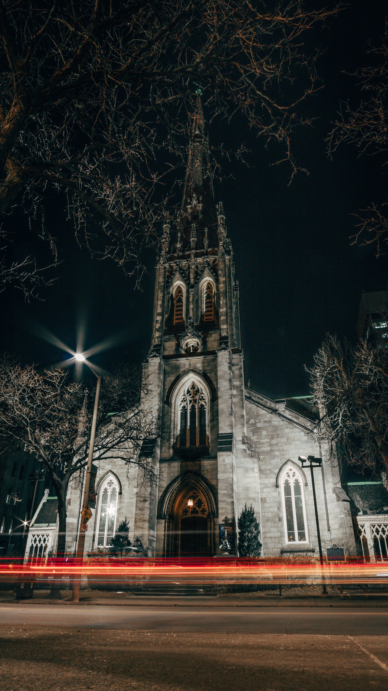 Vista desfocada de uma igreja à noite com um carro passando (toronto, edifício, arquitetura, noite, marco)