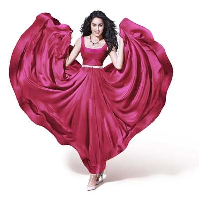 Shraddha Kapoor dans une robe rose fluide sur un fond blanc