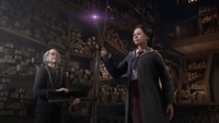 Un personaje en Hogwarts Legacy lanza un hechizo en una tienda de varitas, mostrando elementos mágicos y la atmósfera encantadora del juego.