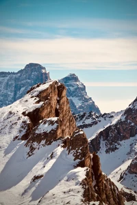 Picos majestosos cobertos de neve sob um céu claro