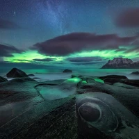 Aurora Borealis über dem Uttakleiv Strand, Lofoten Inseln, Norwegen