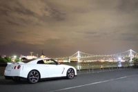 Nissan GT-R: Un superdeportivo elegante contra un paisaje urbano nocturno