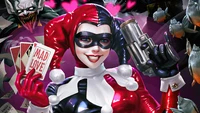 Harley Quinn mit einem verspielten Lächeln im klassischen Kostüm mit Karten und einer Pistole