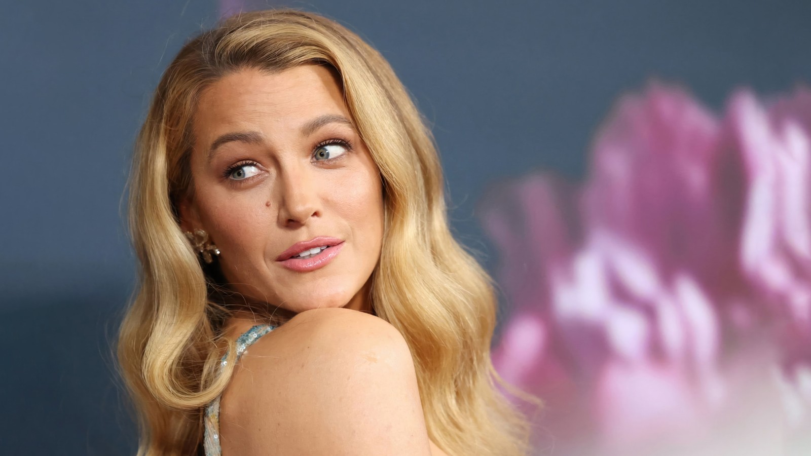 Une femme aux longs cheveux blonds et une robe bleue posant pour une photo (blake lively, célébrité, filles, femme, actrice)