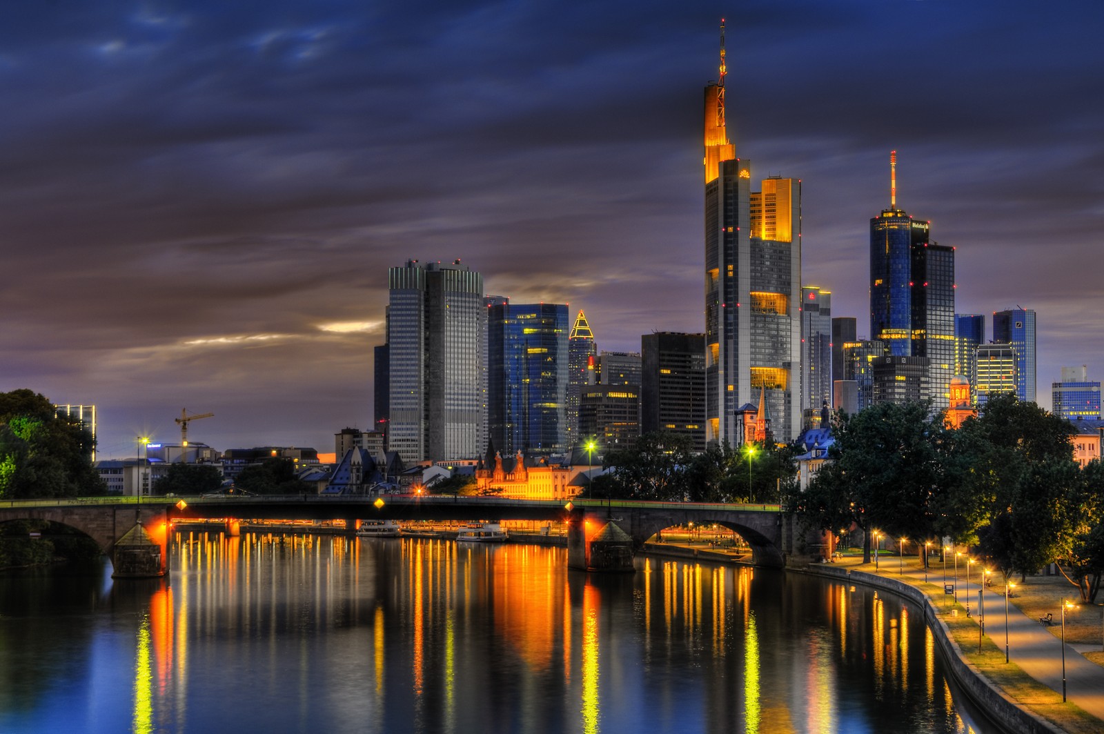 Arabischer blick auf die stadtsilhouette mit einem fluss und einer brücke (frankfurt, stadtbild, stadt, skyline, reflexion)