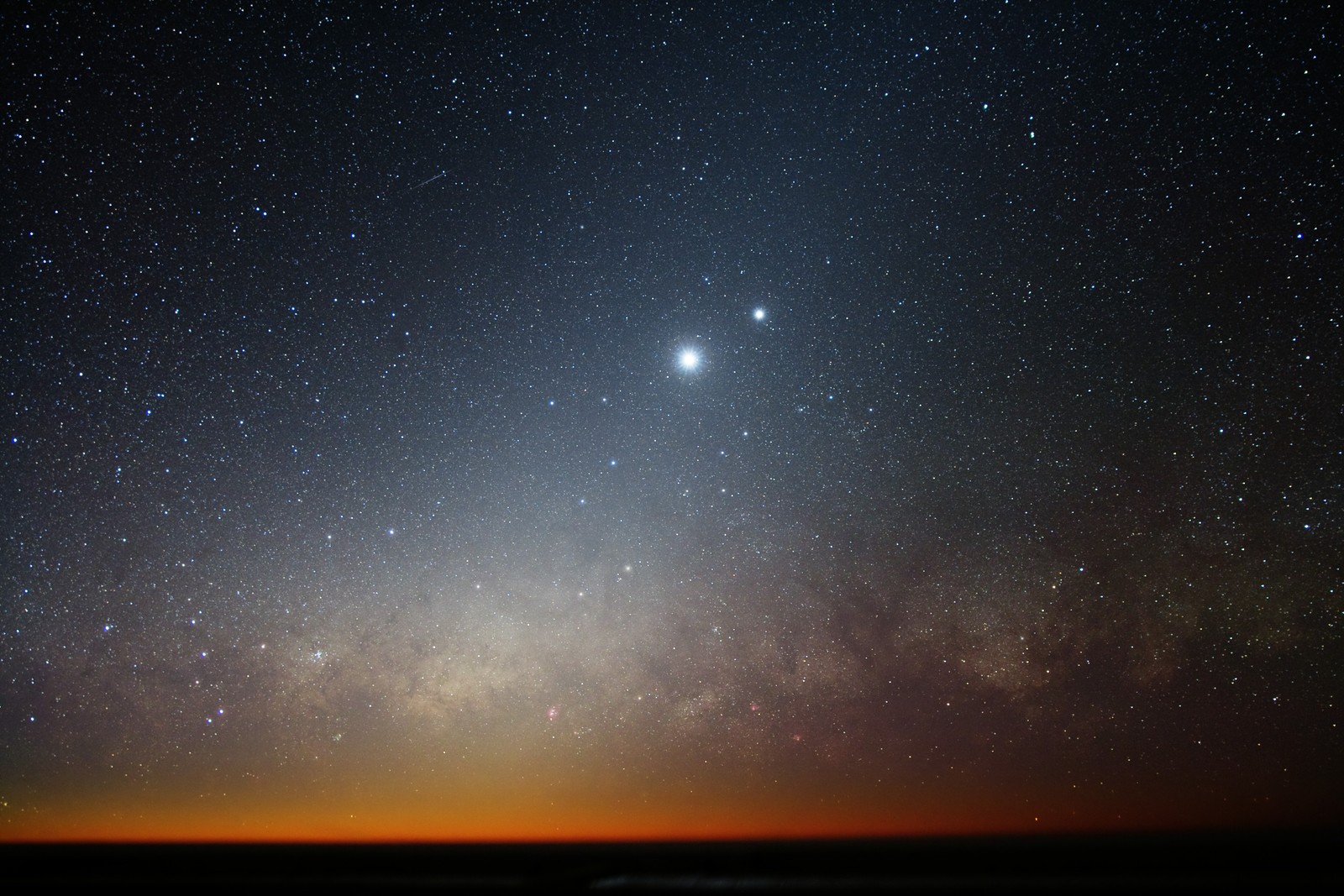 Uma vista de uma estrela brilhante que brilha intensamente no céu (céu noturno, estrela, atmosfera, astronomia, objeto astronômico)