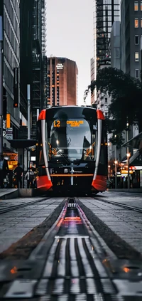 Tram moderno al anochecer en un entorno urbano de rascacielos