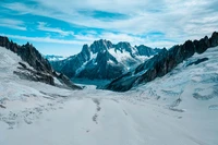 Glaciar alpino majestoso cercado por picos montanhosos acidentados