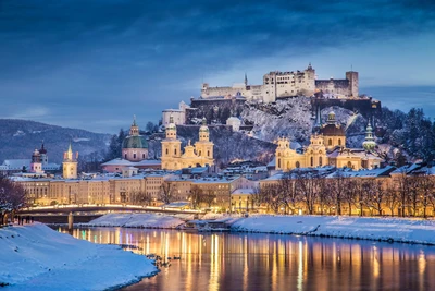 Réflexion d'hiver du matin sur le château de Salzbourg et le paysage urbain historique