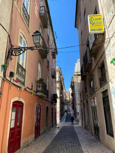 Charmante Gasse in einer historischen Stadt