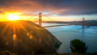 Golden Gate Bridge at Sunrise: A Stunning View of Light and Horizon