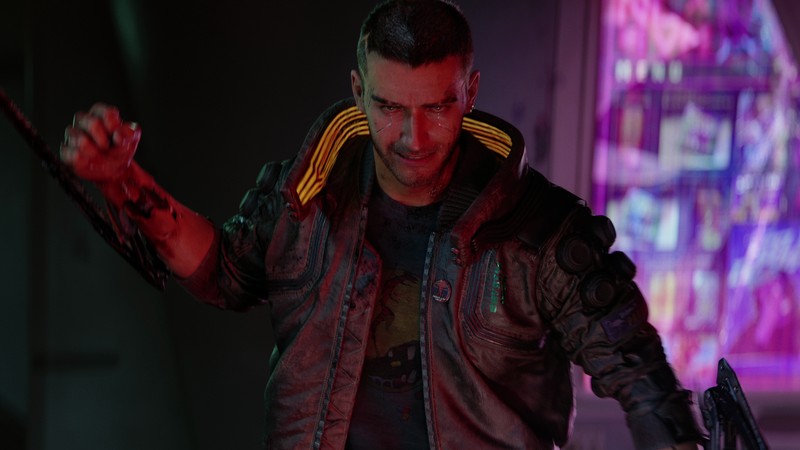 Мужчина в кожаной куртке держит пистолет в темной комнате (cyberpunk 2077, видеоигра, v)