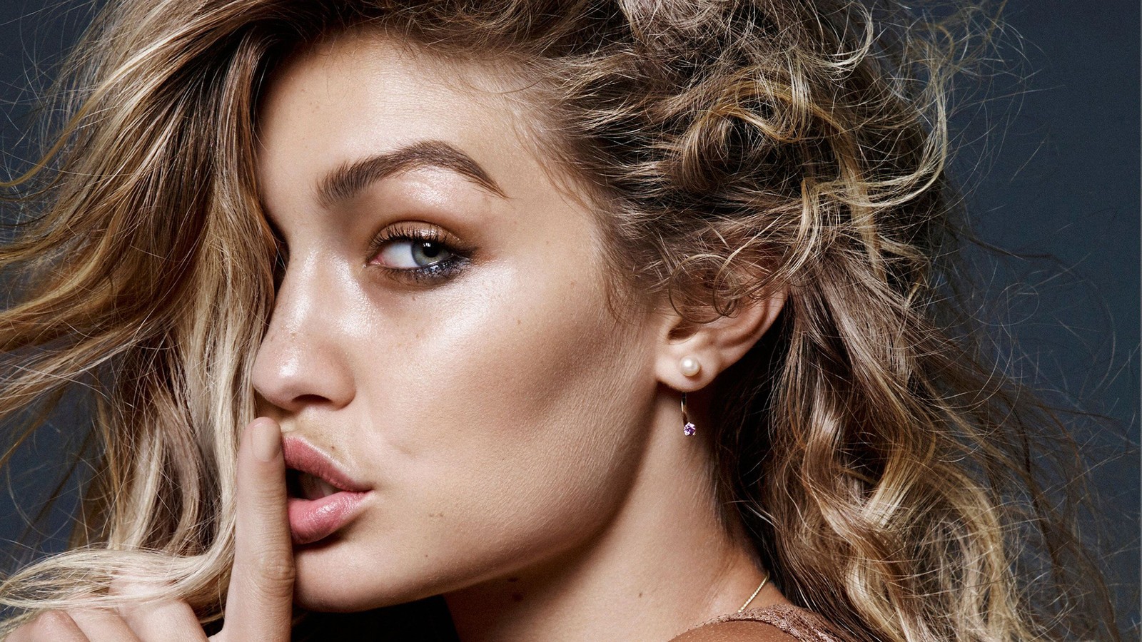 Крупный план женщины с кольцом на пальце (джиджи хадид, gigi hadid, мода, модель, знаменитость)