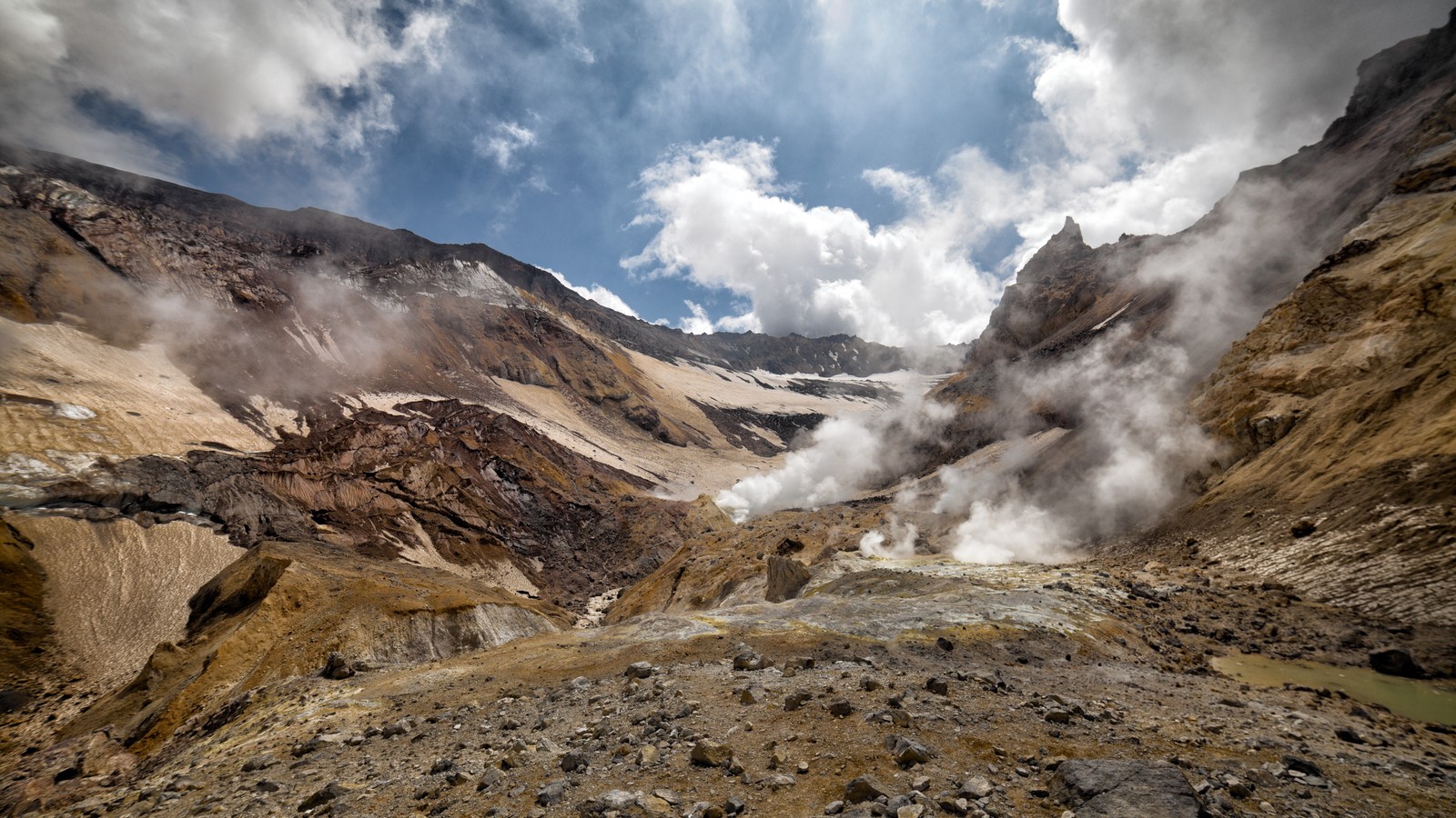 Vue d'une montagne avec de la vapeur s'échappant de celle-ci (volcan, nature, formes montagneuses, montagne, chaîne de montagnes)