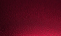 Primer plano de gotas de lluvia sobre una superficie textil roja