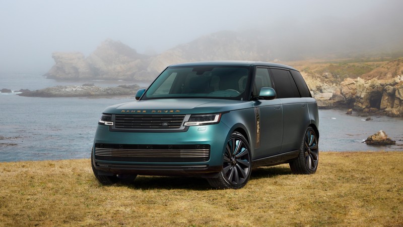 Зеленый внедорожник припаркован на травяном холме у океана (range rover sv carmel edition, 2024, 5k, ленд ровер, land rover)