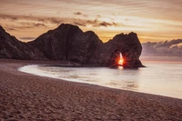 Atardecer sobre el arco costero: Un paisaje de playa sereno