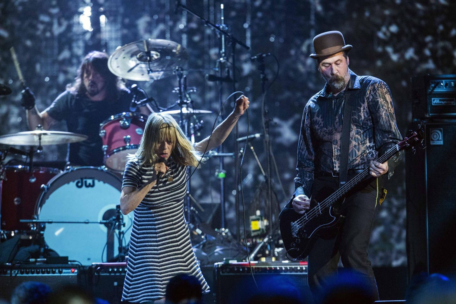 Girafa e uma mulher em um vestido listrado tocando violão (artista musical, dave grohl, concerto de rock, baixista, nirvana)