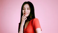 Umji do VIVIZ: Um perfil cativante em vermelho brilhante contra um fundo rosa