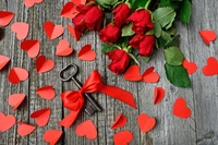 Rosas rojas románticas y recortes en forma de corazón: Un símbolo de amor