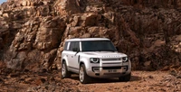 2022 Land Rover Defender 130 Primera Edición en Terreno Rugoso