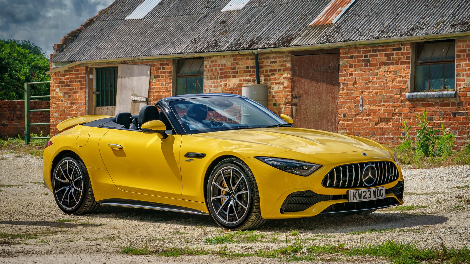 Mercedes amg gt roadster припаркован перед кирпичным зданием (мерседес амг сл 43, 2023, машины, обои 4k)