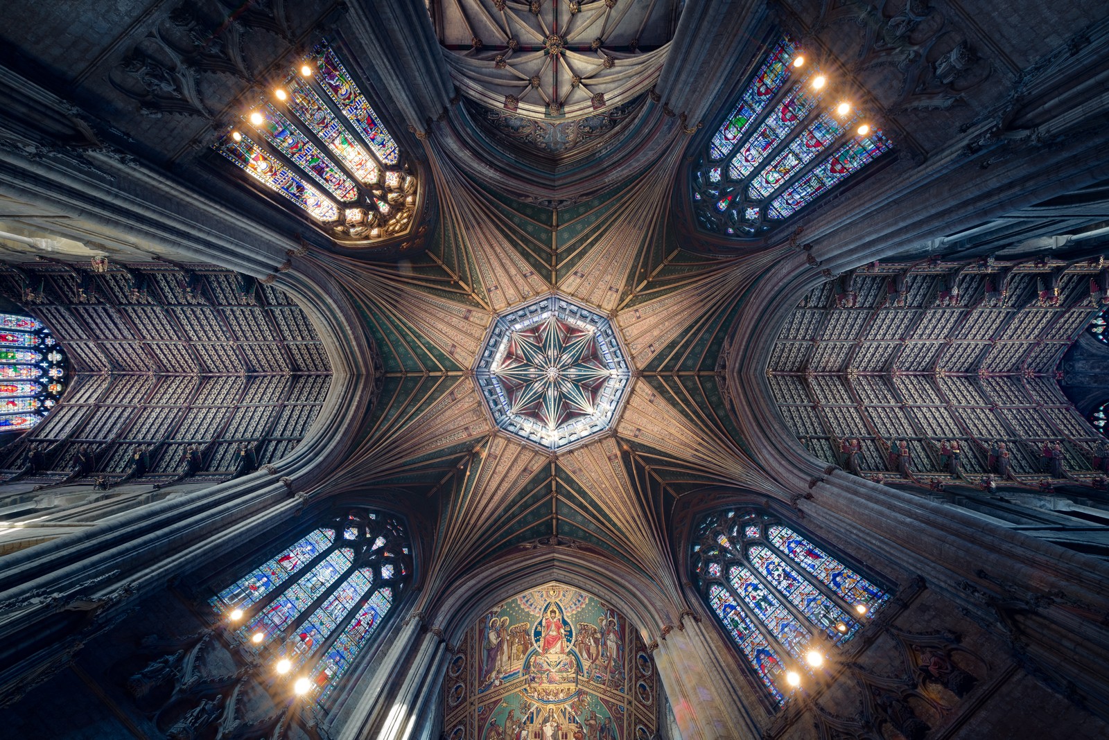 Eine ansicht der decke mit glasfenstern und einem stern (ely cathedral, antike architektur, kathedrale, kuppel, buntglas)