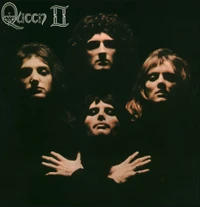 Queen II Albumcover: Ikonisches Porträt der Band in künstlerischer Dunkelheit