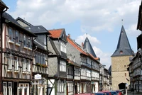 Charmante mittelalterliche Fassade in einer historischen Stadtstraße