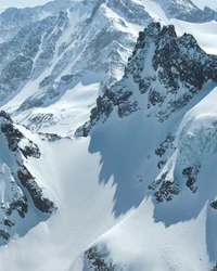 Majestuosos picos cubiertos de nieve y terreno glacial en los Alpes