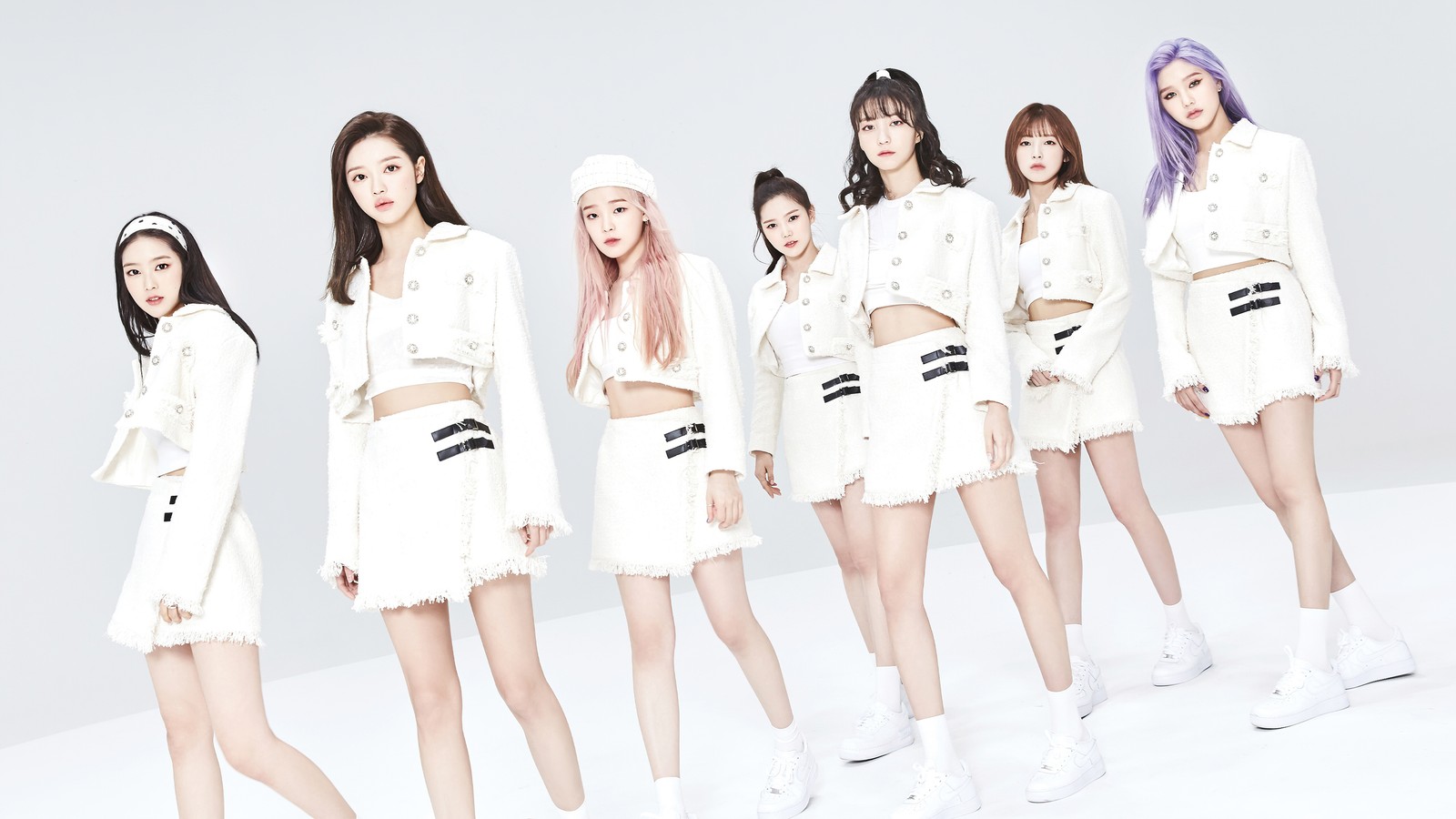 Un groupe de filles en tenues blanches se tenant côte à côte (oh my girl, 오마이걸, kpop, k pop, filles)