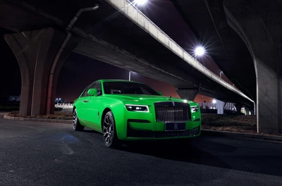 2023 Rolls Royce Black Badge Ghost: Eine atemberaubende Fusion aus Luxus und Leistung unter urbanen Lichtern