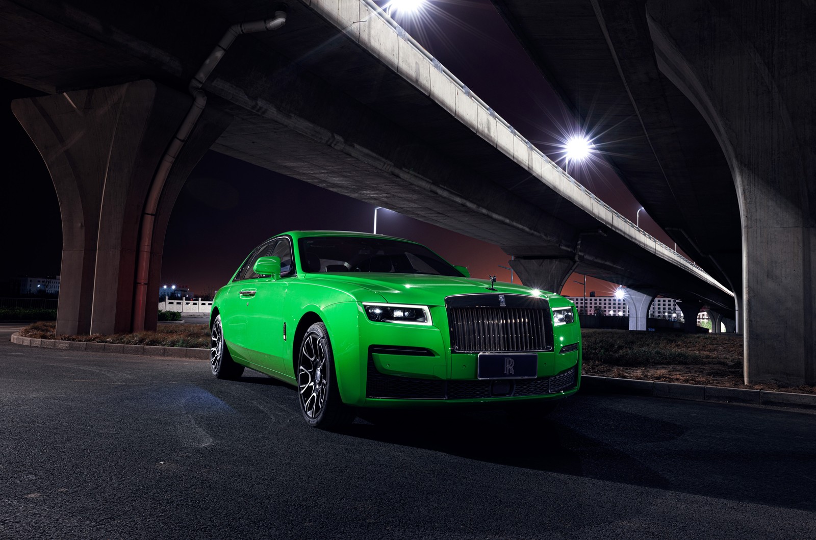 Крупный план зеленого rolls royce, припаркованного под мостом (rolls royce black badge ghost, 2023, люксовые автомобили, машины, обои 4k)