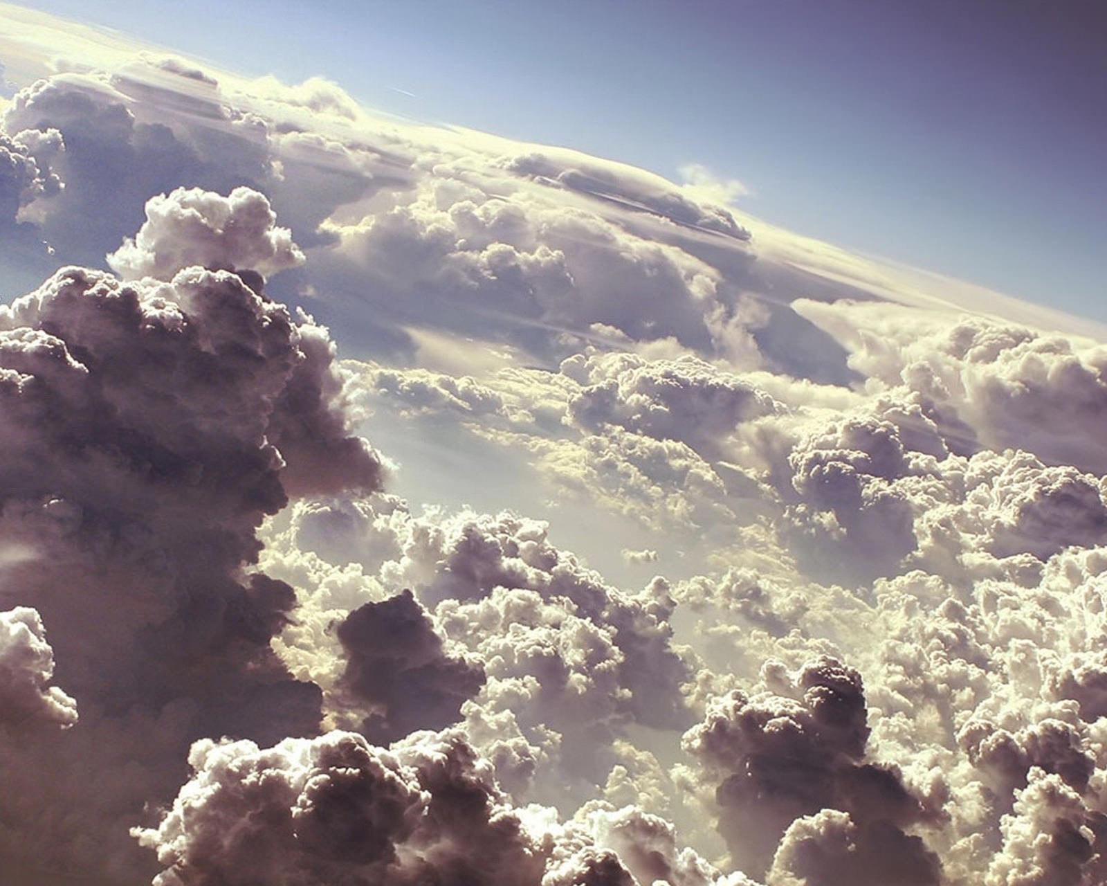 Il y a beaucoup de nuages qui volent ensemble dans le ciel (nuages, ciel, espace)