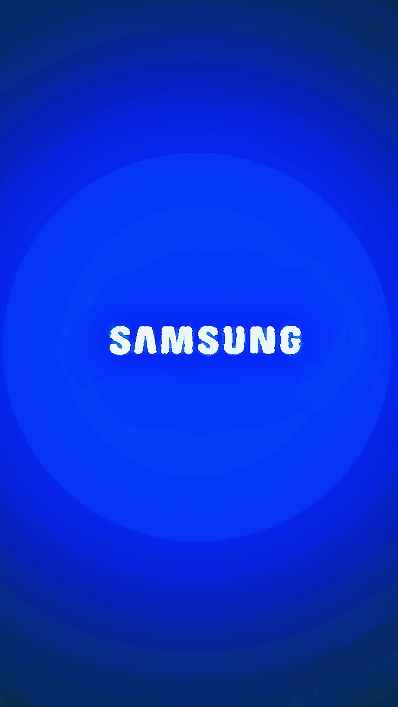 Un gros plan du logo bleu de samsung sur un fond bleu (samsung)