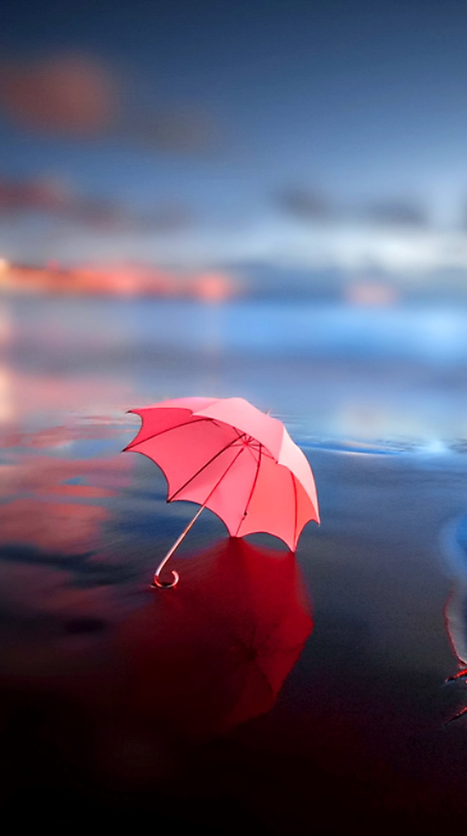 Zwei regenschirme stehen im wasser (serkan, serkooooo)