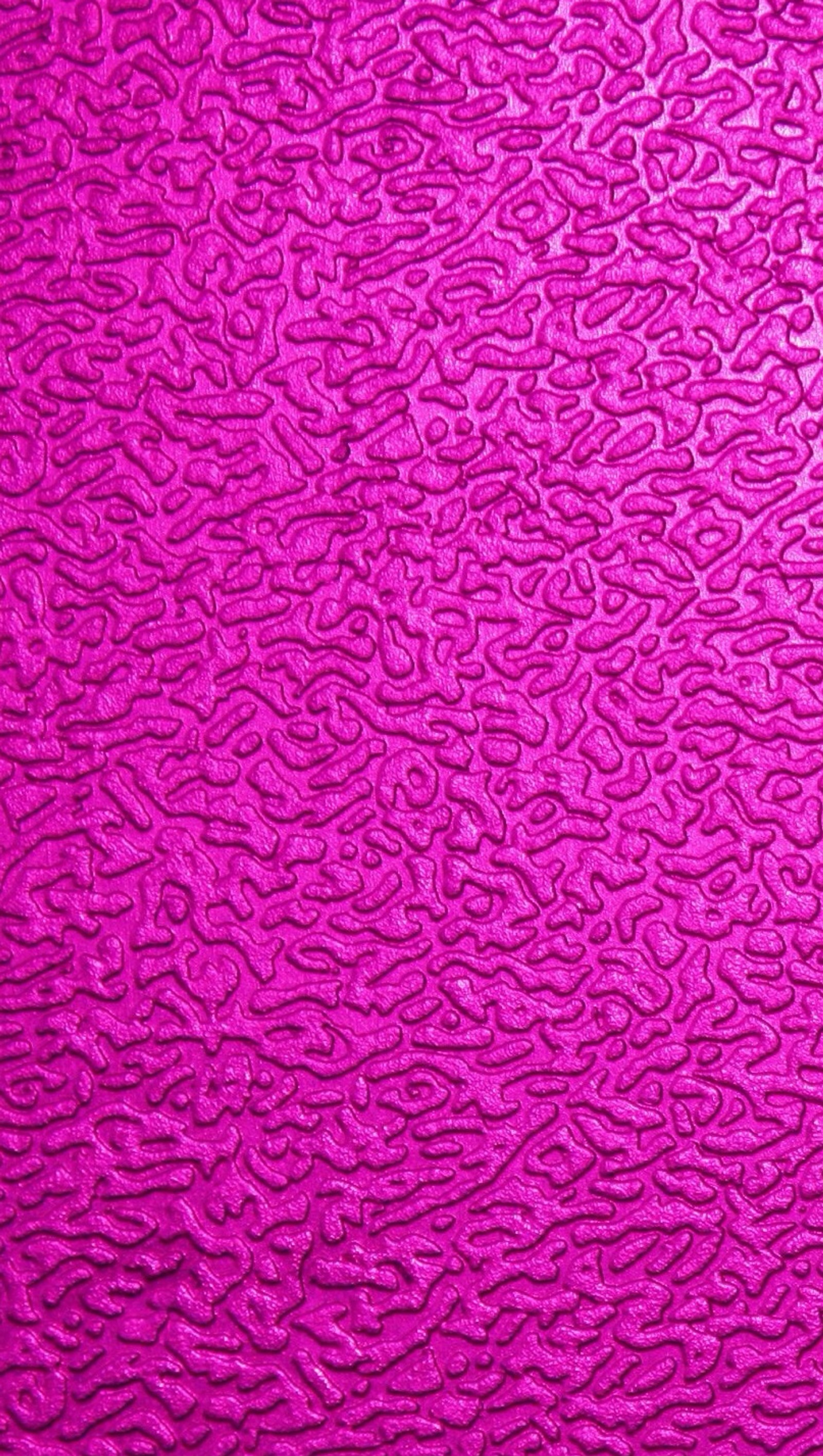 Un primer plano de una superficie rosa con un patrón de líneas onduladas (abstracto, femenino, rosa)