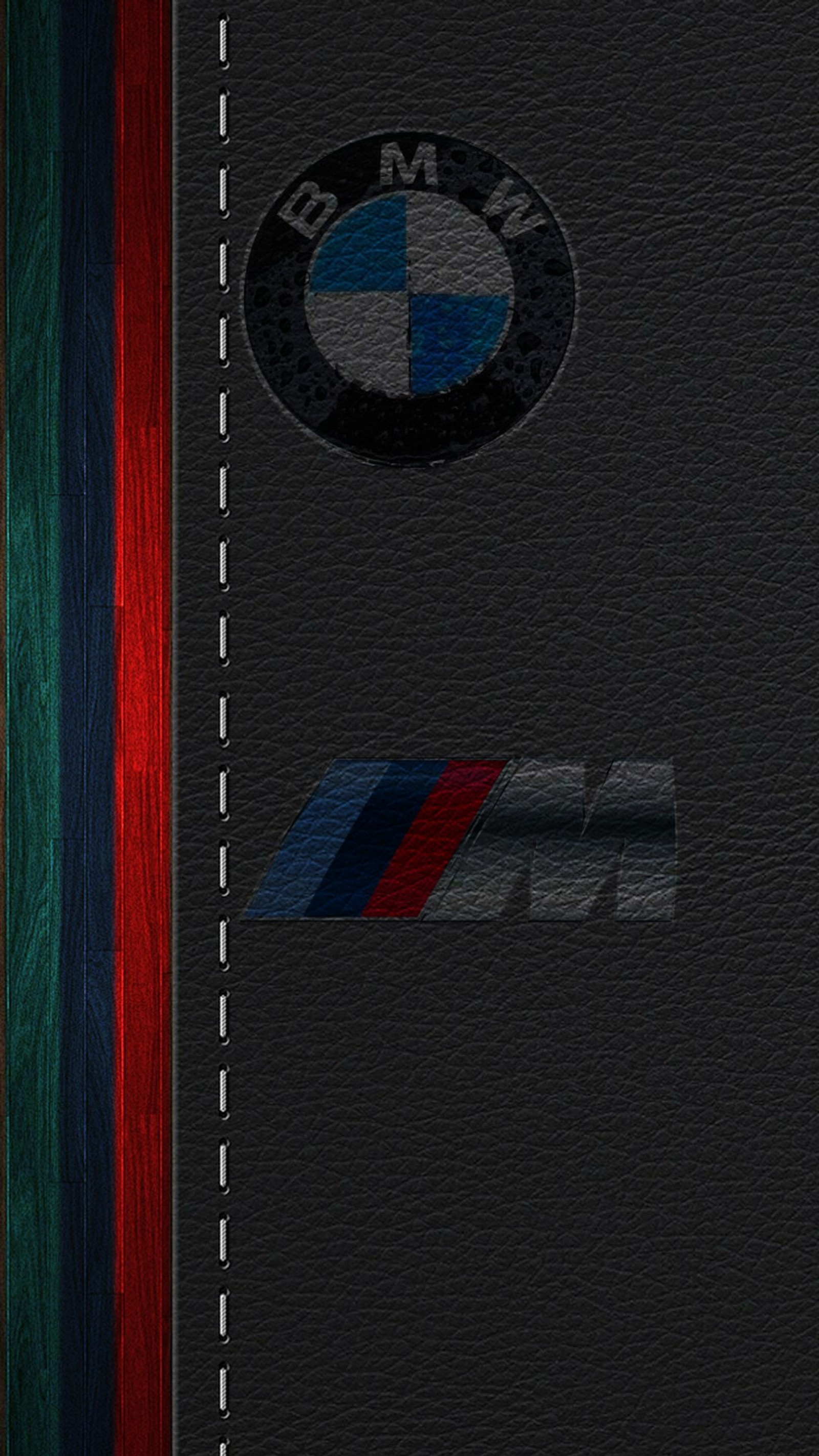 Eine nahaufnahme des bmw-logos auf einer lederoberfläche (bmw, m4)