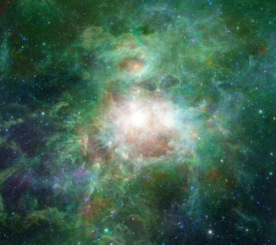 Epische Kosmische Nebel: Eine Dunkelgrüne Galaxie, Beleuchtet von Sternen