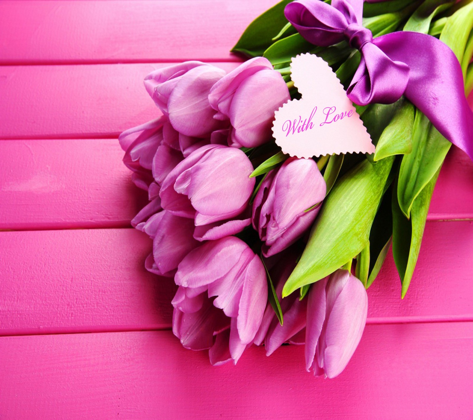 Des tulipes violettes avec un nœud rose et une carte de vœux sur un fond rose (amour, avec)