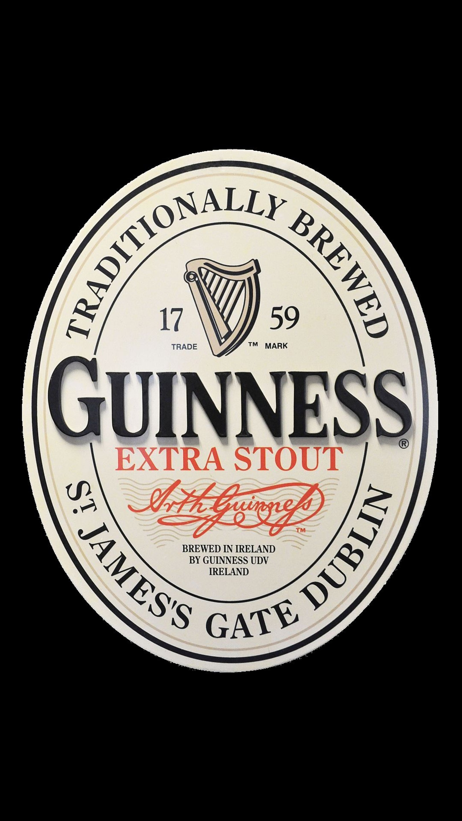 Крупный план этикетки пива guinness на черном фоне (гиннесс, guinness, стут, stout)