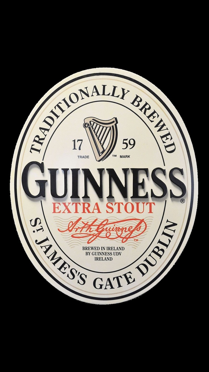 Крупный план этикетки пива guinness на черном фоне (гиннесс, guinness, стут, stout)