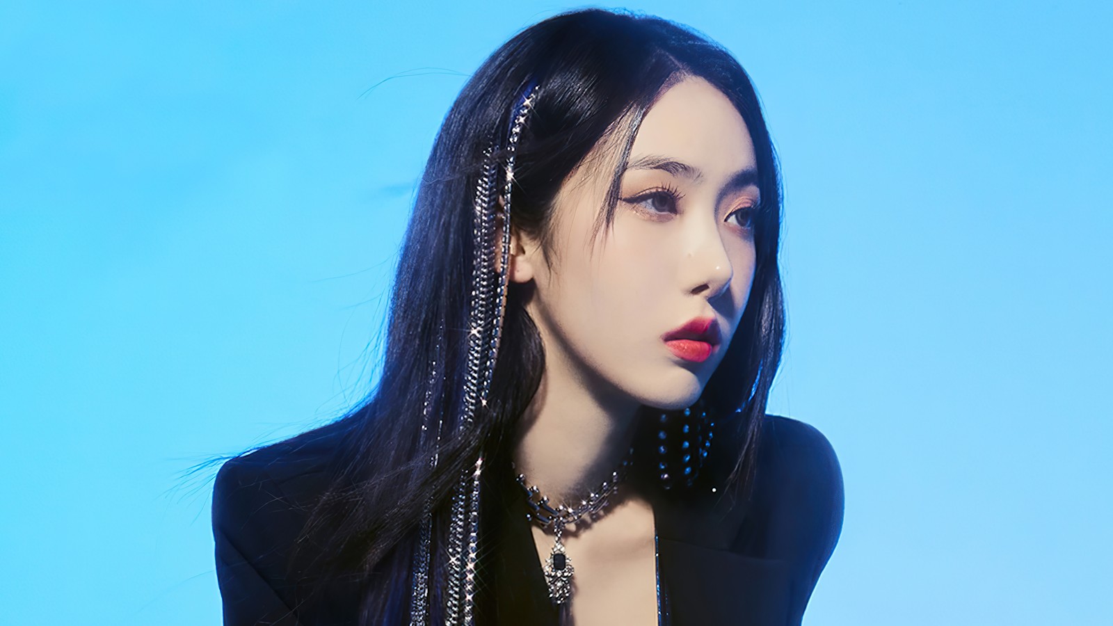 Une femme arabe avec de longs cheveux noirs et un haut noir (sinb, viviz, 비비지, kpop, k pop)