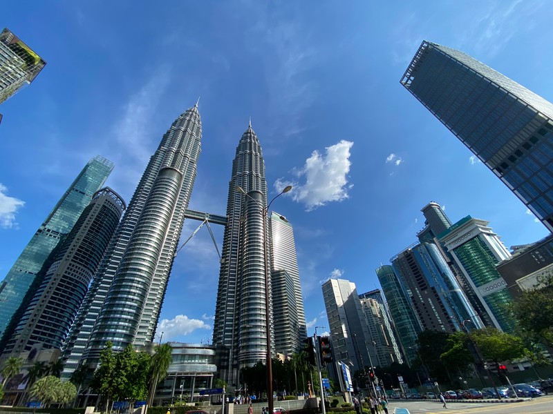 Панорамный вид на город с высокими зданиями и синим небом (кuala lumpur, башенный блок, дневное время, архитектура, башня)