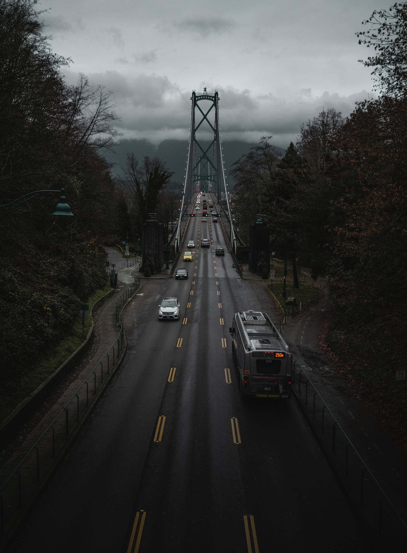 Vista árabe de un puente con coches que pasan por él (camino, carril, carretera, infraestructura, superficie de la carretera)