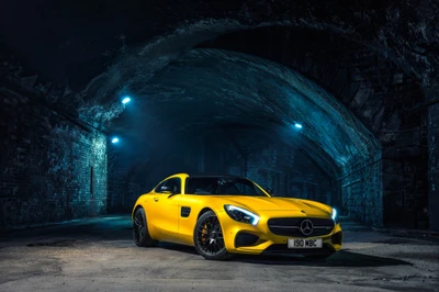 Gelbes Mercedes-Benz AMG GT Coupé in einem schwach beleuchteten Tunnel.