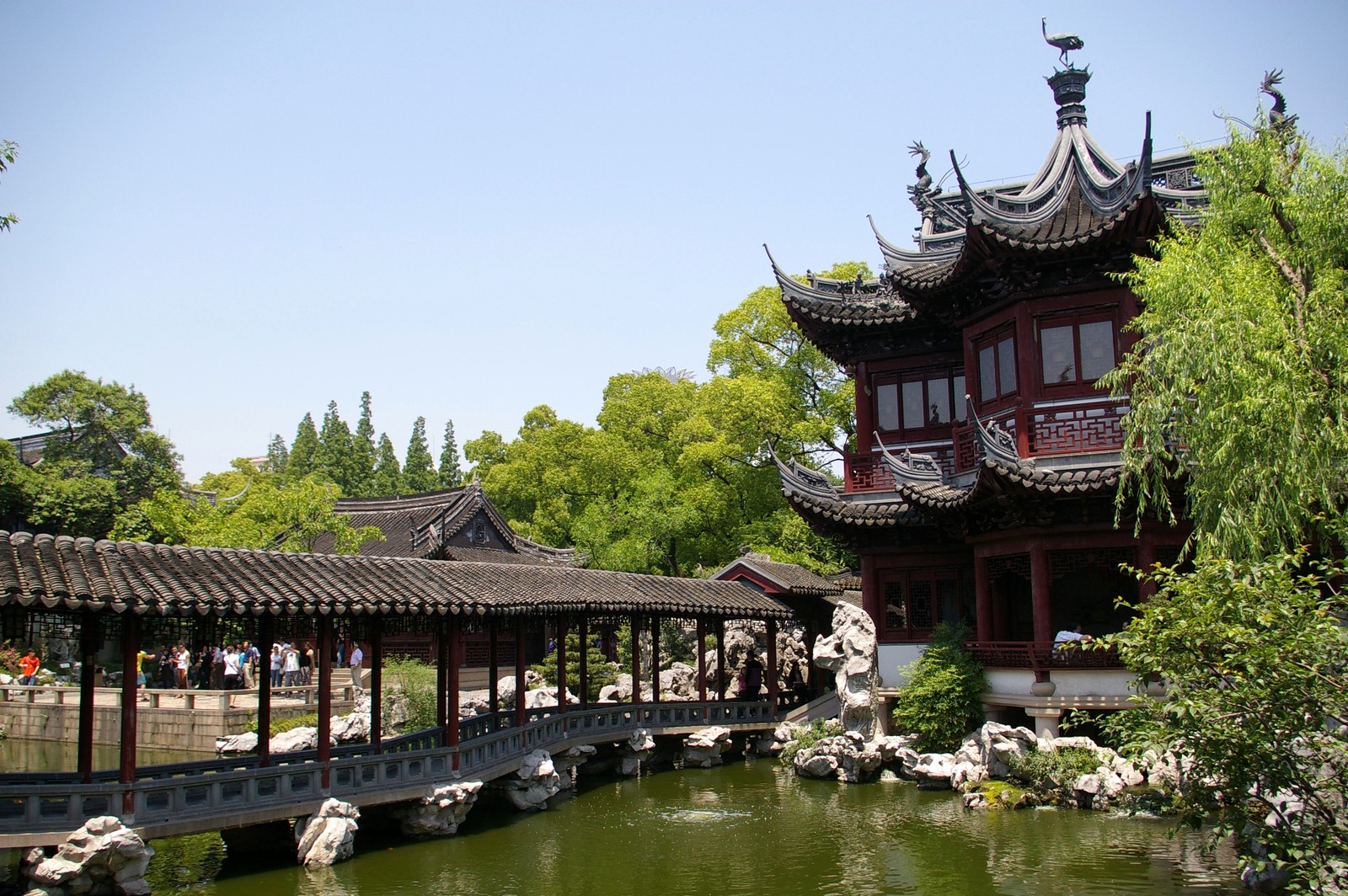 Uma imagem alterada de uma ponte sobre um lago em um jardim chinês (atração turística, jardim, jardim chinês, arquitetura chinesa, arquitetura japonesa)