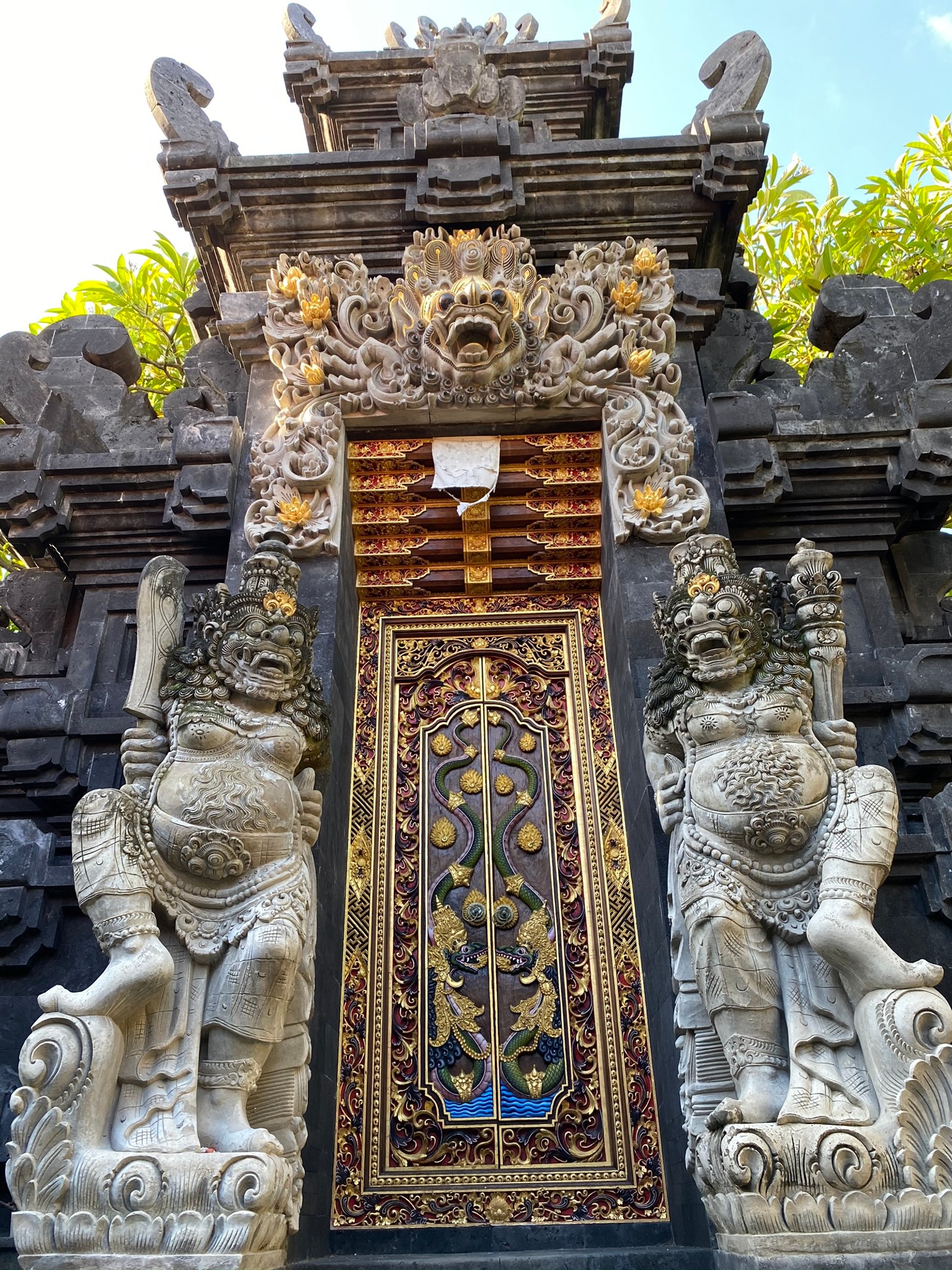 На улице рядом с дверью стоят статуи (бали, bali, резьба по камню, статуя, древняя история)