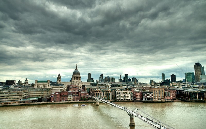 Панорамный вид города с мостом и лодкой в воде (мост миллениум, лондонский мост, london bridge, мост тысячелетия гейтсхеда, gateshead millennium bridge)